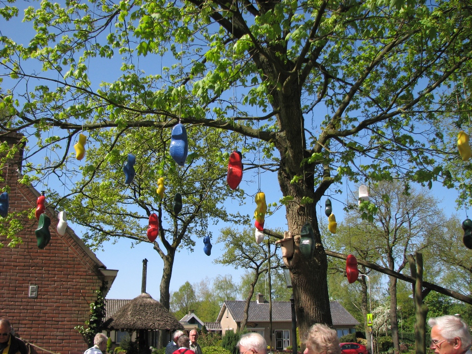 klompen in de boom